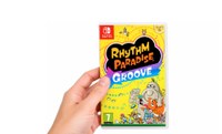 Imagen de una mano cogiendo la caja del videojuego