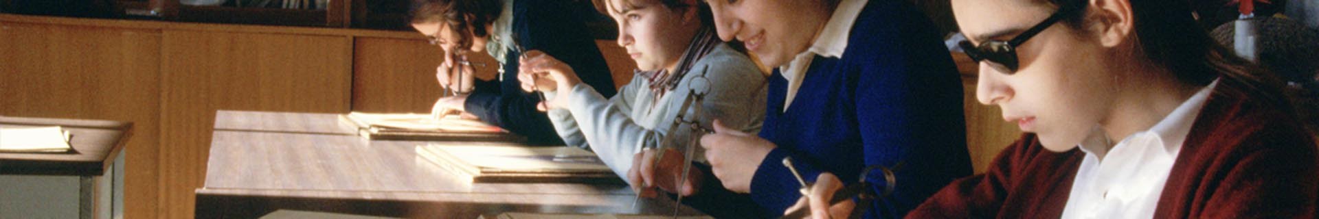 primer plano de manos y móvil