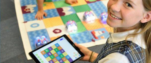 Niña jugando con tablet