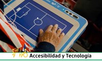 Imagen de una mano sobre la tableta háptica del sistema Movistar Touch.