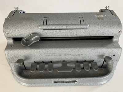 Imagen de máquina de escribir braille perkins