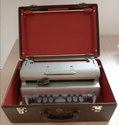 Imagen de máquina perkins brailler