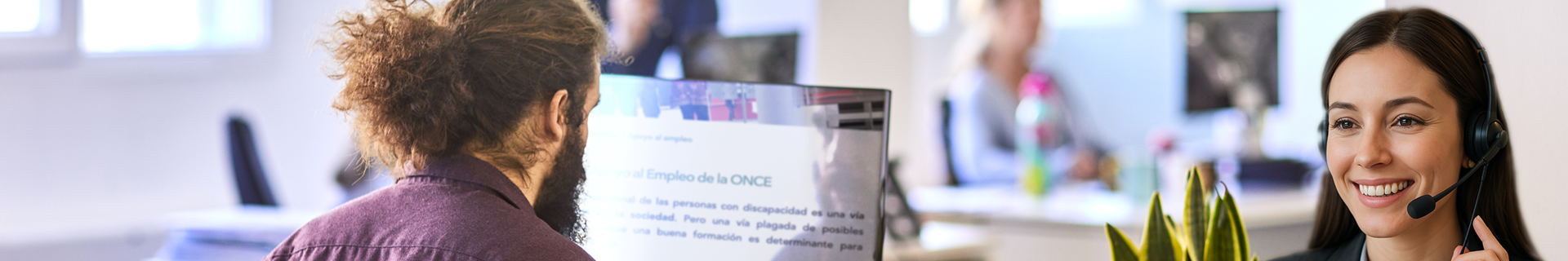 persona dando servicio por teléfono